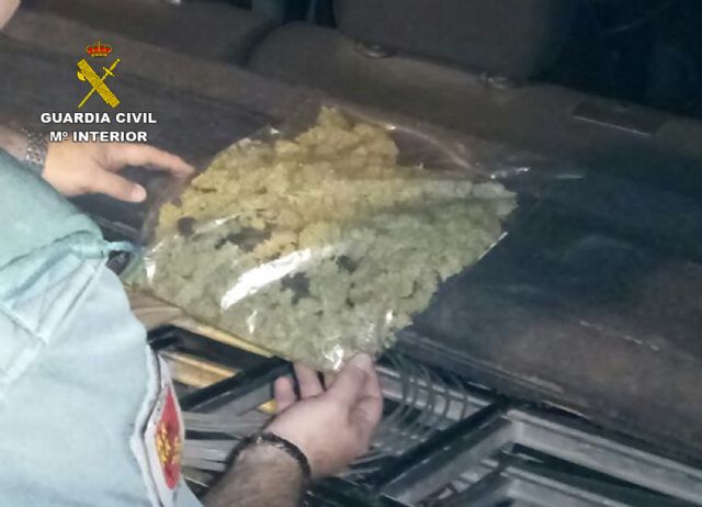 La Guardia Civil sorprende al conductor de una furgoneta con 120 gramos de cogollos de marihuana - 5, Foto 5