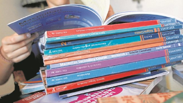 El reparto domiciliario de sus libros de texto a escolares por Protección Civil, una propuesta del PP torreño de lucha contra el coronavirus que hoy se hará realidad - 1, Foto 1