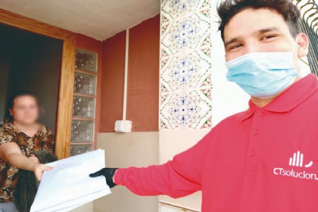 Educación ayuda a menores sin recursos a recibir sus tareas escolares a domicilio - 1, Foto 1