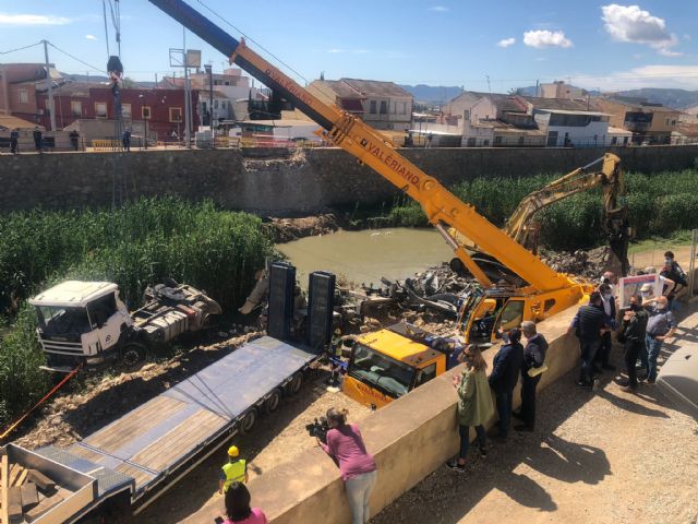 El Ayuntamiento agiliza los trabajos y retira, una semana antes de lo previsto, la hormigonera que cayó en el río - 1, Foto 1