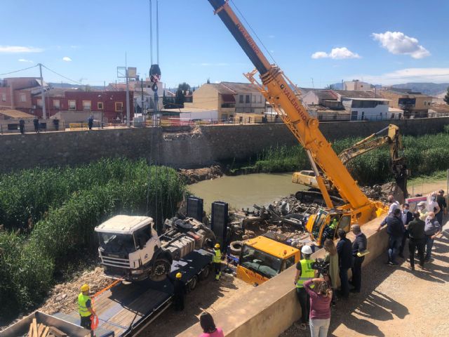 El Ayuntamiento agiliza los trabajos y retira, una semana antes de lo previsto, la hormigonera que cayó en el río - 3, Foto 3