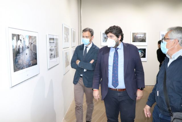 López Miras visita la exposición 'Fotoperiodismo 2020' - 1, Foto 1