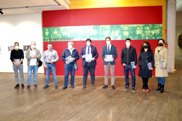 López Miras visita la exposición 'Fotoperiodismo 2020' - 2, Foto 2