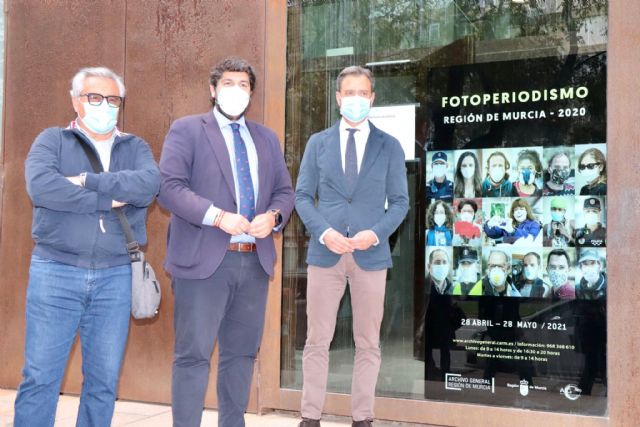 López Miras visita la exposición 'Fotoperiodismo 2020' - 3, Foto 3