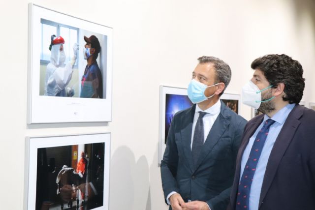 López Miras visita la exposición 'Fotoperiodismo 2020' - 4, Foto 4