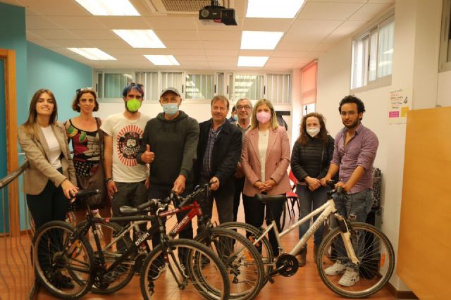 El Ayuntamiento entrega a entidades sociales las primeras 10 bicis donadas por murcianos y rehabilitadas por la Fundación Secretariado Gitano - 1, Foto 1