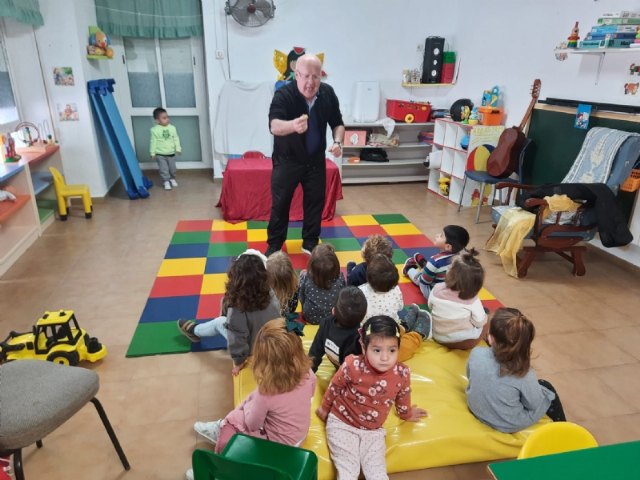 Usuarios de la Escuela Infantil Municipal “Clara Campoamor” disfrutan de actividades de títeres, magia y música con motivo del Día del Libro, Foto 1