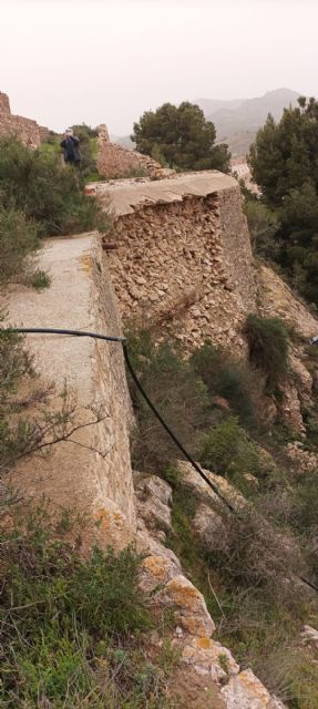 El Ayuntamiento de Lorca acometerá el arreglo de la muralla del castillo tras los daños causados por las lluvias de 2016 y cuya reparación no fue realizada en su momento - 1, Foto 1