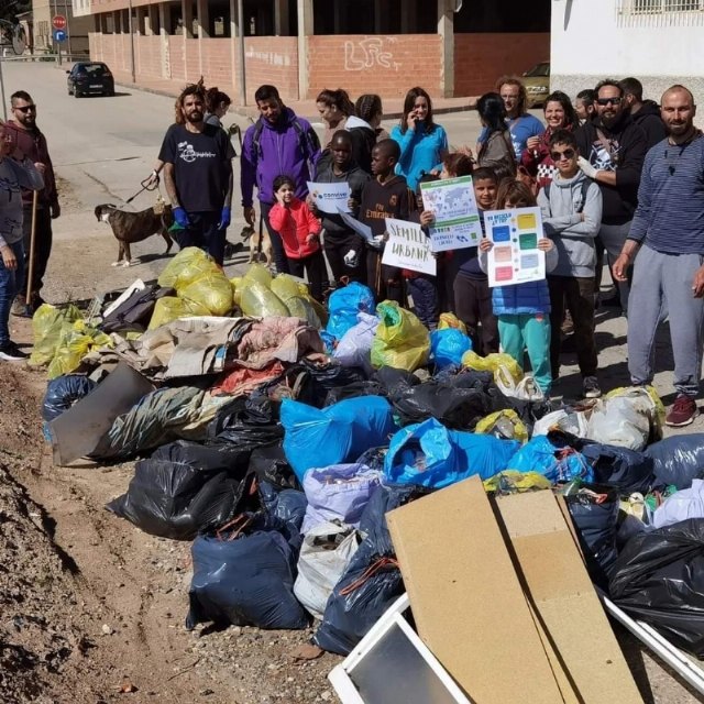 Realizan una actividad comunitaria de sensibilización medioambiental en el barrio Triptolemos mediante la recogida voluntaria de residuos, Foto 2