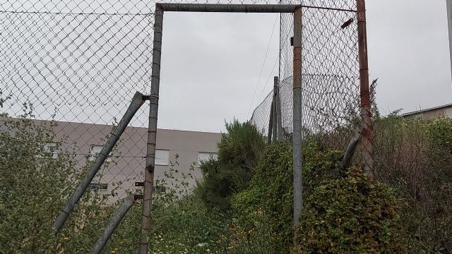 El PP exige el arreglo inmediato del recinto deportivo anexo al centro social de Río, que permanece plagado de excrementos, basura y maleza - 1, Foto 1