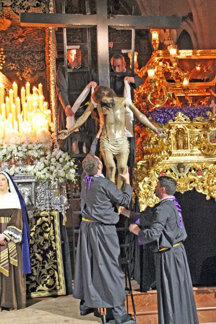 La hermandad de la Soledad Ilipense realizó el Descendimiento de Cristo en la noche del Viernes Santo - 4, Foto 4