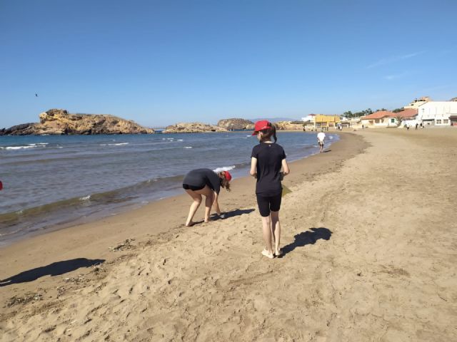 98 voluntarios limpian la playa La Reya (Mazarrn), Foto 1