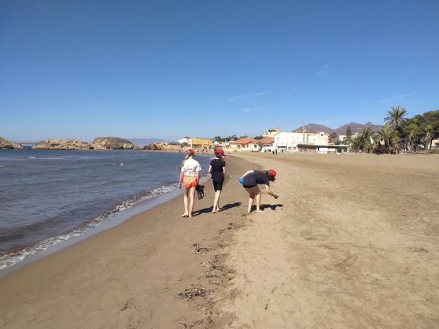 98 voluntarios limpian la playa La Reya (Mazarrón), Foto 2