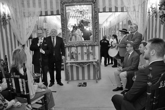 Feria de Sevilla . Un Jefe superior de Policía Nacional y un Decano de la Facultad de Medicina, galardonado en la caseta la “Flamenca” en la Feria de Sevilla - 2, Foto 2