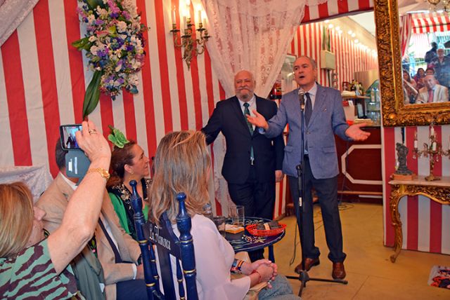 Feria de Sevilla . Un Jefe superior de Policía Nacional y un Decano de la Facultad de Medicina, galardonado en la caseta la “Flamenca” en la Feria de Sevilla - 4, Foto 4