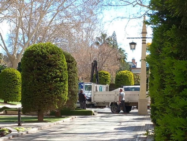 El PSOE de Lorca denuncia el derroche de fondos públicos por parte del Partido Popular en el traslado de letras metálicas al recinto ferial del Huerto de la Rueda - 1, Foto 1