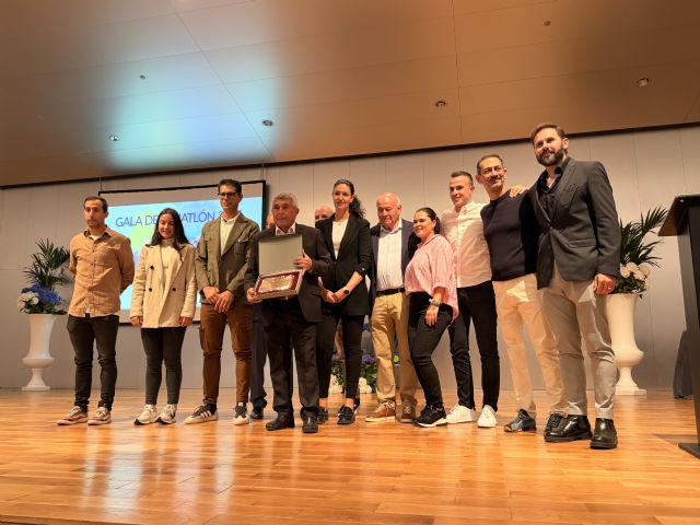 Águilas acoge una gala histórica del triatlón murciano con la despedida de su presidente Diego Calvo Valera tras 40 a&ntilde;os - 2, Foto 2