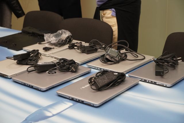 Aguas de Jumilla dona siete equipos informáticos al Ayuntamiento para reforzar el departamento de Política Social - 2, Foto 2