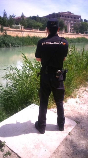 Cuatro agentes de Policía Nacional salvan a un hombre de morir ahogado en los cañaverales del río Segura - 1, Foto 1