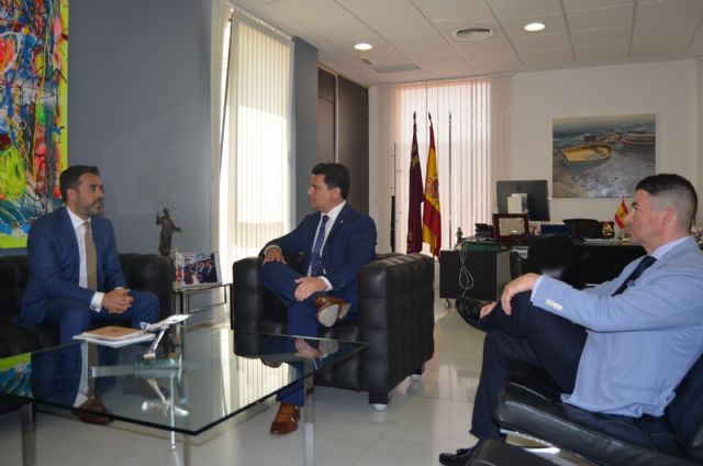 El alcalde se reúne con el director de Operaciones de Carrefour que en próximas fechas abrirá en el centro comercial Dos Mares - 1, Foto 1