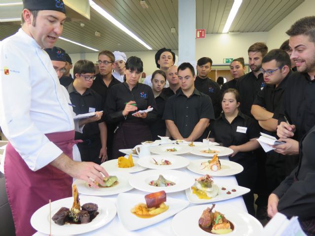 Alumnos de Assido colaboran en el restaurante-escuela del CCT - 1, Foto 1