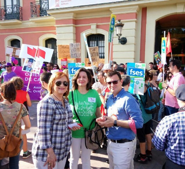 El PSOE defiende en la calle una educación pública y de calidad ante los recortes del PP - 1, Foto 1