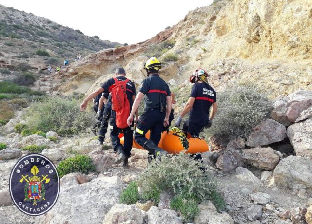 Bomberos de Cartagena auxilian a un adolescente en La Algameca Chica con lesiones en un tobillo - 1, Foto 1