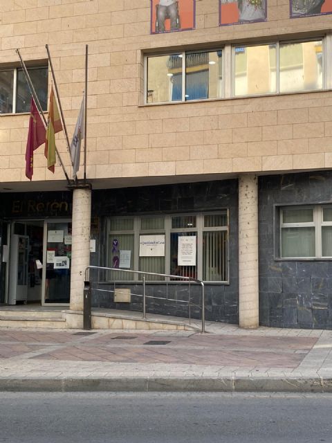 Minuto de silencio en memoria de las personas fallecidas por COVID-19, hoy miércoles 27 de mayo, a las 12.00 horas, en la Plaza de España - 1, Foto 1