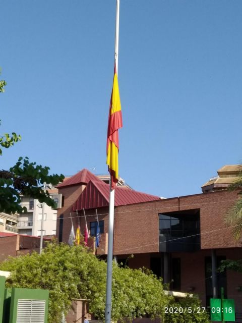 Minuto de silencio en memoria de las personas fallecidas por COVID-19, hoy miércoles 27 de mayo, a las 12.00 horas, en la Plaza de España - 2, Foto 2