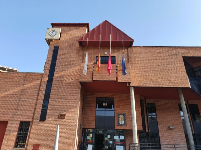 Minuto de silencio en memoria de las personas fallecidas por COVID-19, hoy miércoles 27 de mayo, a las 12.00 horas, en la Plaza de España - 3, Foto 3