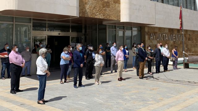 San Javier guarda un minuto de silencio en memoria de los fallecidos por el COVID-19 - 1, Foto 1