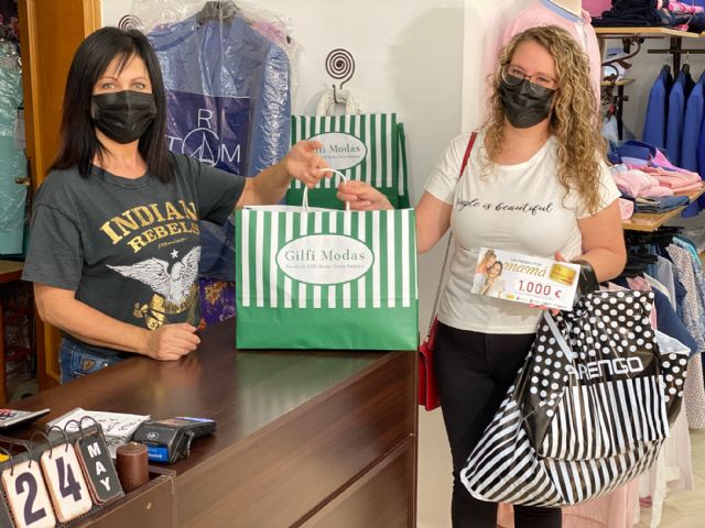 La ganadora de 1.000 euros en la campaña un premio por mamá realiza sus compras - 1, Foto 1