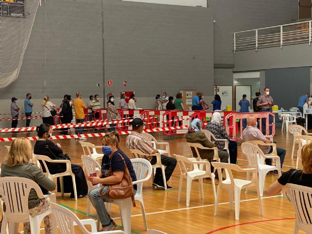 Una nueva jornada de vacunación en Lorca permite administrar la segunda dosis contra el Covid a 1.037 trabajadores pertenecientes a servicios esenciales - 1, Foto 1