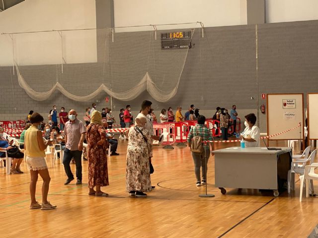 Una nueva jornada de vacunación en Lorca permite administrar la segunda dosis contra el Covid a 1.037 trabajadores pertenecientes a servicios esenciales - 2, Foto 2