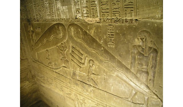 ¿Es la Luna un satélite artificial? / El templo de Hator - 1, Foto 1