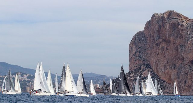 Salida de la flota con el Peñón de Ifach de testigo - ©RCN Calpe, Foto 1