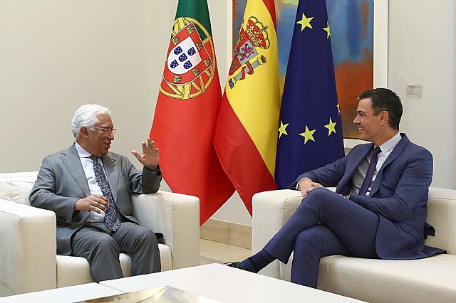 El presidente del Gobierno, Pedro Sánchez, y el primer ministro de Portugal, António Costa, durante su encuentro en La Moncloa. (Foto: Moncloa / Fernando Calvo), Foto 1