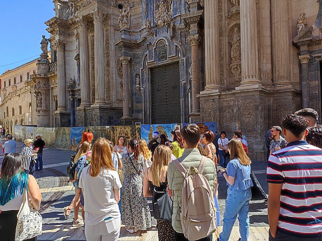 Alumnos del Grado en Turismo enseñan la ciudad de Murcia a refugiados ucranianos - 2, Foto 2