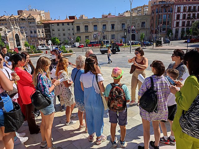 Alumnos del Grado en Turismo enseñan la ciudad de Murcia a refugiados ucranianos - 3, Foto 3
