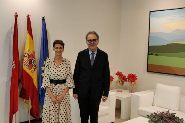 El ministro de Universidades, Joan Subirats, junto a la presidenta de Navarra, María Chivite, Foto 1