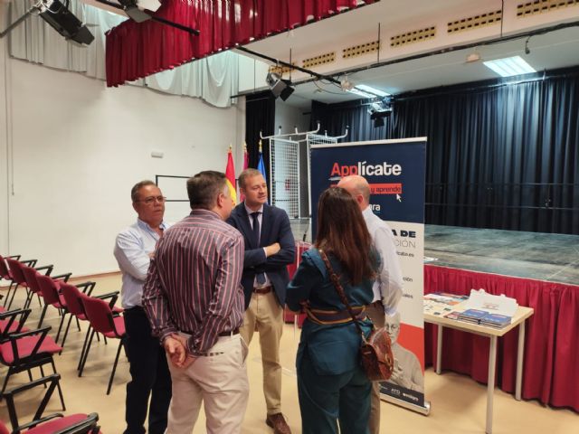 Los vecinos de Sangonera la Verde pueden formarse en competencias digitales gracias al aula móvil gratuita de la campaña Applícate - 1, Foto 1