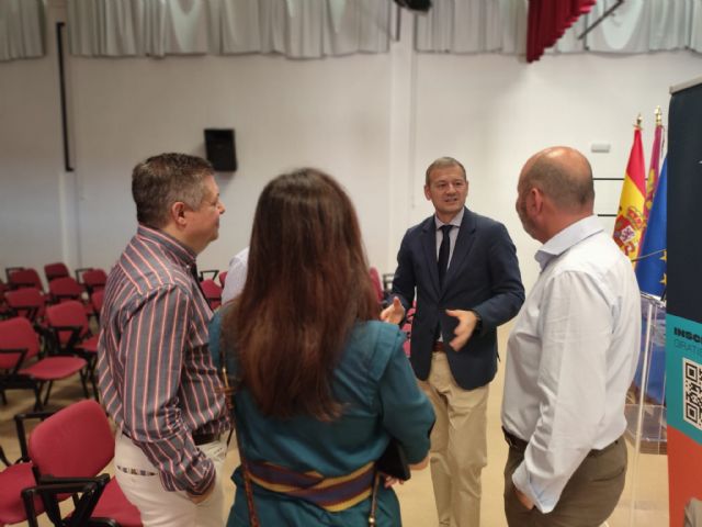 Los vecinos de Sangonera la Verde pueden formarse en competencias digitales gracias al aula móvil gratuita de la campaña Applícate - 2, Foto 2