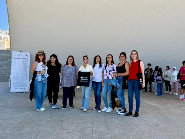 Fundación CERES trae a Águilas su proyecto Tejiendo Redes Violetas sobre Ruedas - 1, Foto 1