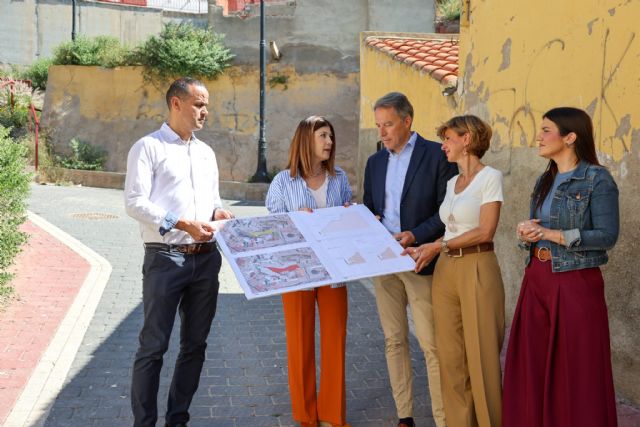 El alcalde de Lorca presenta el proyecto de renaturalización del solar de Ponce de León, en el Calvario Viejo, que sumará una zona recreativa y un mirador al barrio y al Castillo - 3, Foto 3