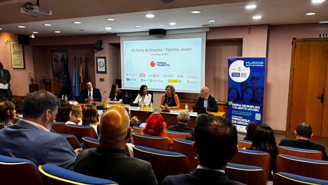 La XII Feria de Empleo Talento Joven reúne a más de cuarenta empresas y acerca oportunidades laborales a los jóvenes del municipio - 2, Foto 2
