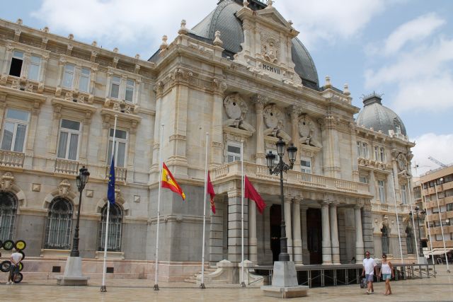 El Ayuntamiento luce sus banderas a media asta por el fallecimiento del primer presidente de la Región de la democracia - 1, Foto 1