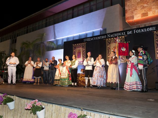 Miles de personas pasaron por el 28 Festival de Folclore que cambió su ubicación a la plaza de España - 1, Foto 1