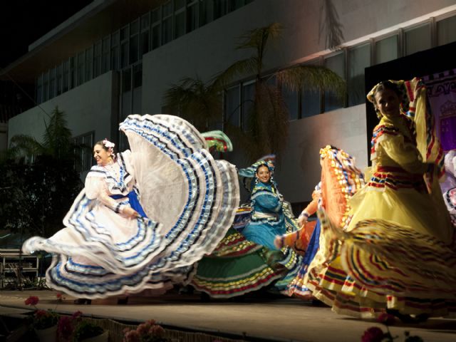 Miles de personas pasaron por el 28 Festival de Folclore que cambió su ubicación a la plaza de España - 2, Foto 2