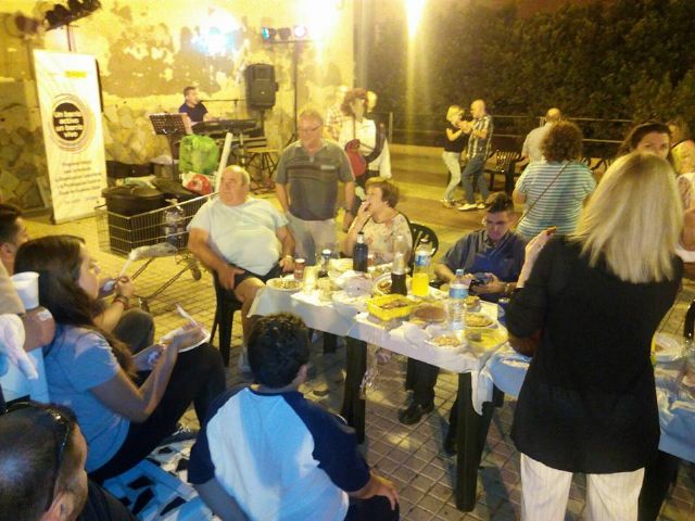 Noche de hogueras entre vecinos con la Coordinadora de Asociaciones de San Antón - 1, Foto 1