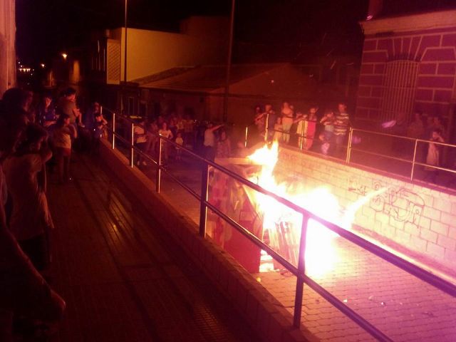 Noche de hogueras entre vecinos con la Coordinadora de Asociaciones de San Antón - 3, Foto 3